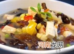 儿童菜谱豆腐类：番茄木耳豆腐汤