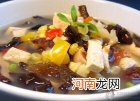 儿童菜谱豆腐类：番茄木耳豆腐汤