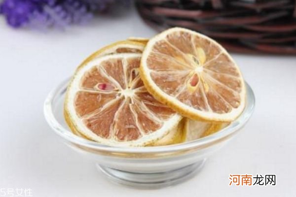 干柠檬片泡水喝有什么好处 干柠檬片泡水的恰当泡法