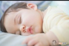 哄一个月大宝宝睡觉有哪些误区？好的睡眠环境介绍