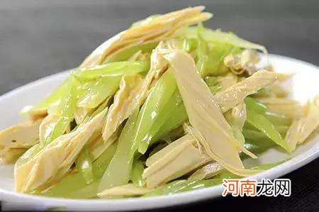 牛奶煮芹菜怎么做 牛奶炖芹菜治什么功效