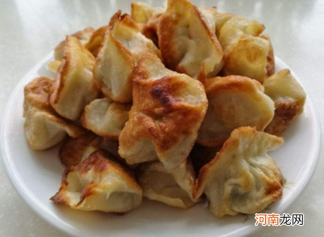 煎饺子怎么煎才好吃 电饼铛做生煎饺的做法