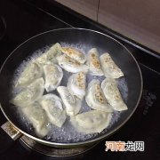 煎饺子怎么煎才好吃 电饼铛做生煎饺的做法