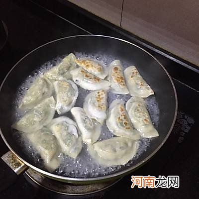 煎饺子怎么煎才好吃 电饼铛做生煎饺的做法