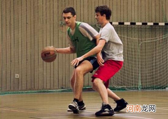 打篮球扭伤脚该怎么办