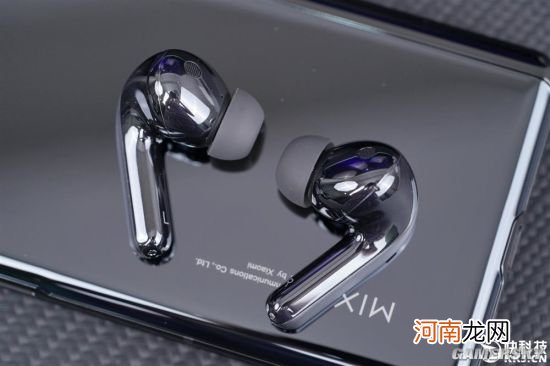 小米降噪耳机FlipBuds Pro图赏：镜面高光设计