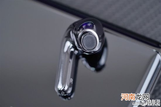 小米降噪耳机FlipBuds Pro图赏：镜面高光设计