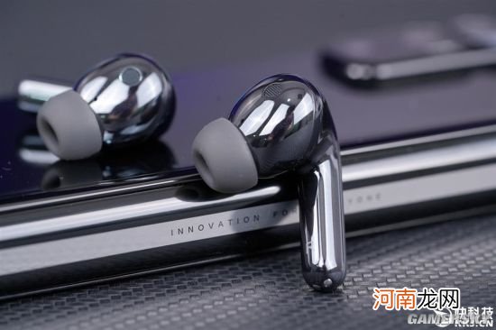 小米降噪耳机FlipBuds Pro图赏：镜面高光设计