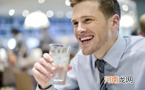 夏天非常容易缺水 留意补水准时起居