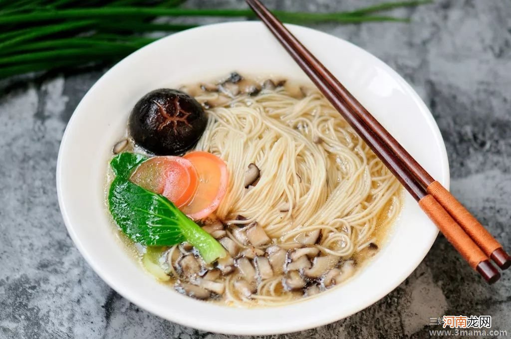 儿童食谱面条：茼蒿菜鸡鸭血通心汤面