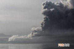 菲律宾火山喷发后续：游客买回国经济舱机票，疯涨到4000元