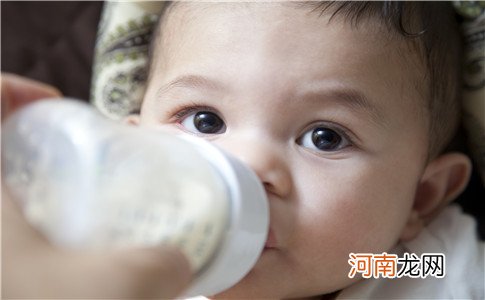 宝宝用奶瓶小心误区 这种情况要小心