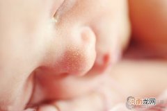 新生儿脱皮是怎么回事 新生儿出生后都会有正常的生理现象