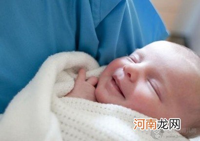 宝宝冬天踢被子如何预防，新生儿冬天睡觉盖什么被子好？