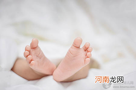 累死，宝宝晚上睡觉老踢被子怎么办？