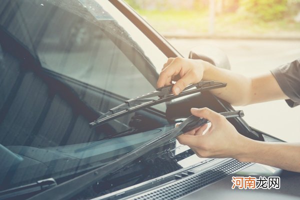 日产轩逸感应雨刷怎么用，轩逸后雨刮怎么开启