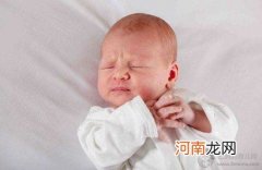 坐月子宝宝睡觉不踏实手老是惊怎么回事？