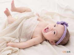 为什么一个月大的宝宝睡觉爱踢被子？可以用睡袋吗？