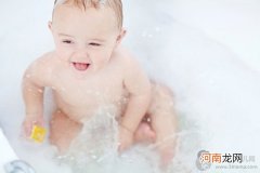 婴儿怕水不洗澡怎么办 这4个方法比口舌教育更实在