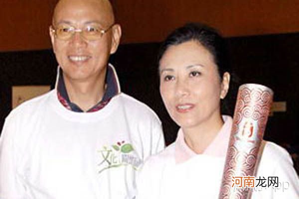 汪明荃罗家英为什么这么晚结婚 相爱20年60岁晚婚