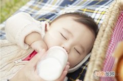 宝宝只有吃奶才睡觉怎么回事 应该怎么解决
