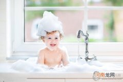 宝宝洗澡耳朵进水怎么办 不要再用棉签蘸了小心伤害宝宝