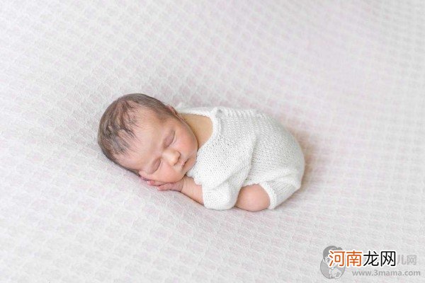 三个月的宝宝睡觉容易惊醒 睡觉可不是一件简单的事情