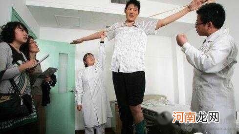 赵亮 中国最高的人，2.46米刷新世界第一人记录