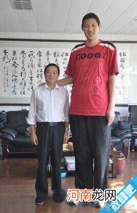 赵亮 中国最高的人，2.46米刷新世界第一人记录