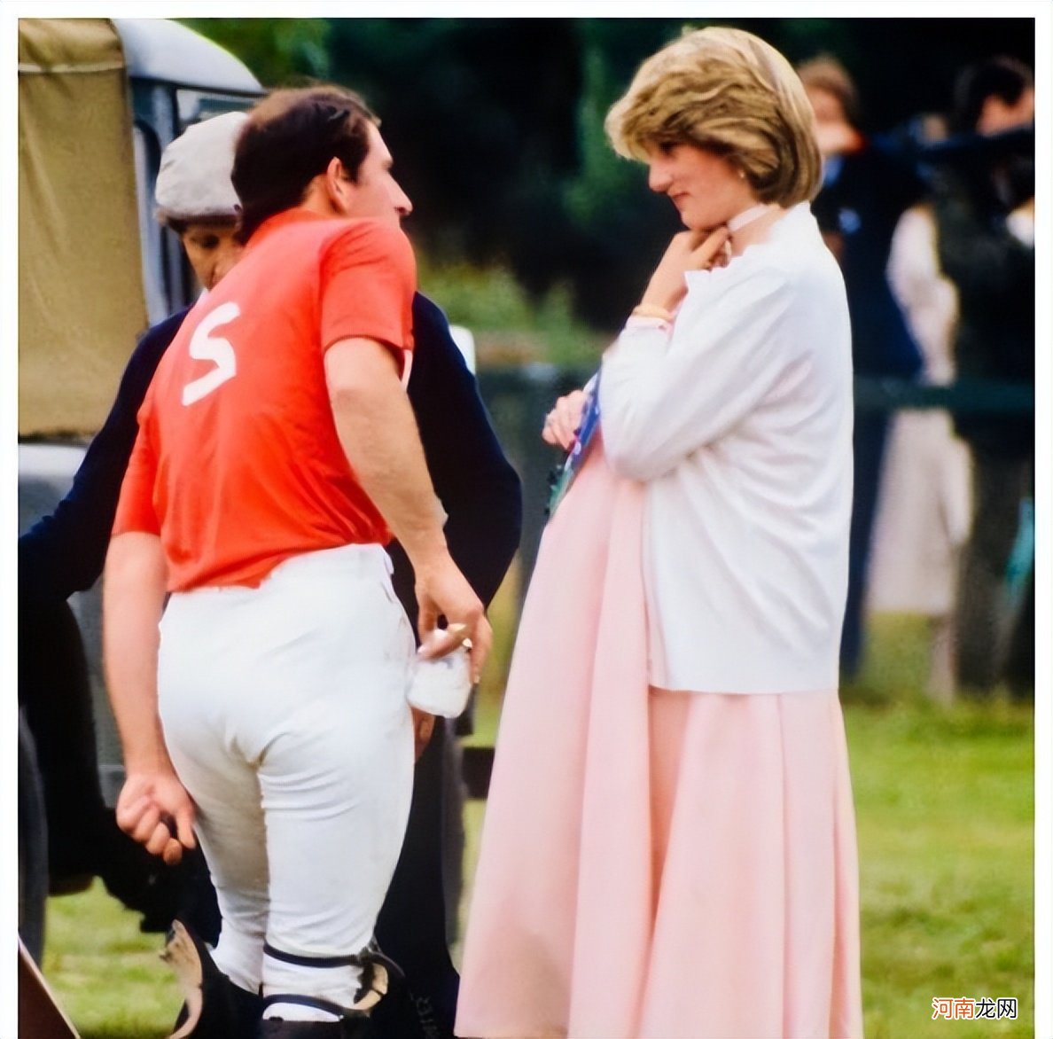 孕肚照曝光：戴安娜穿着舒适，凯特依旧端庄，女王不愿露出肚子