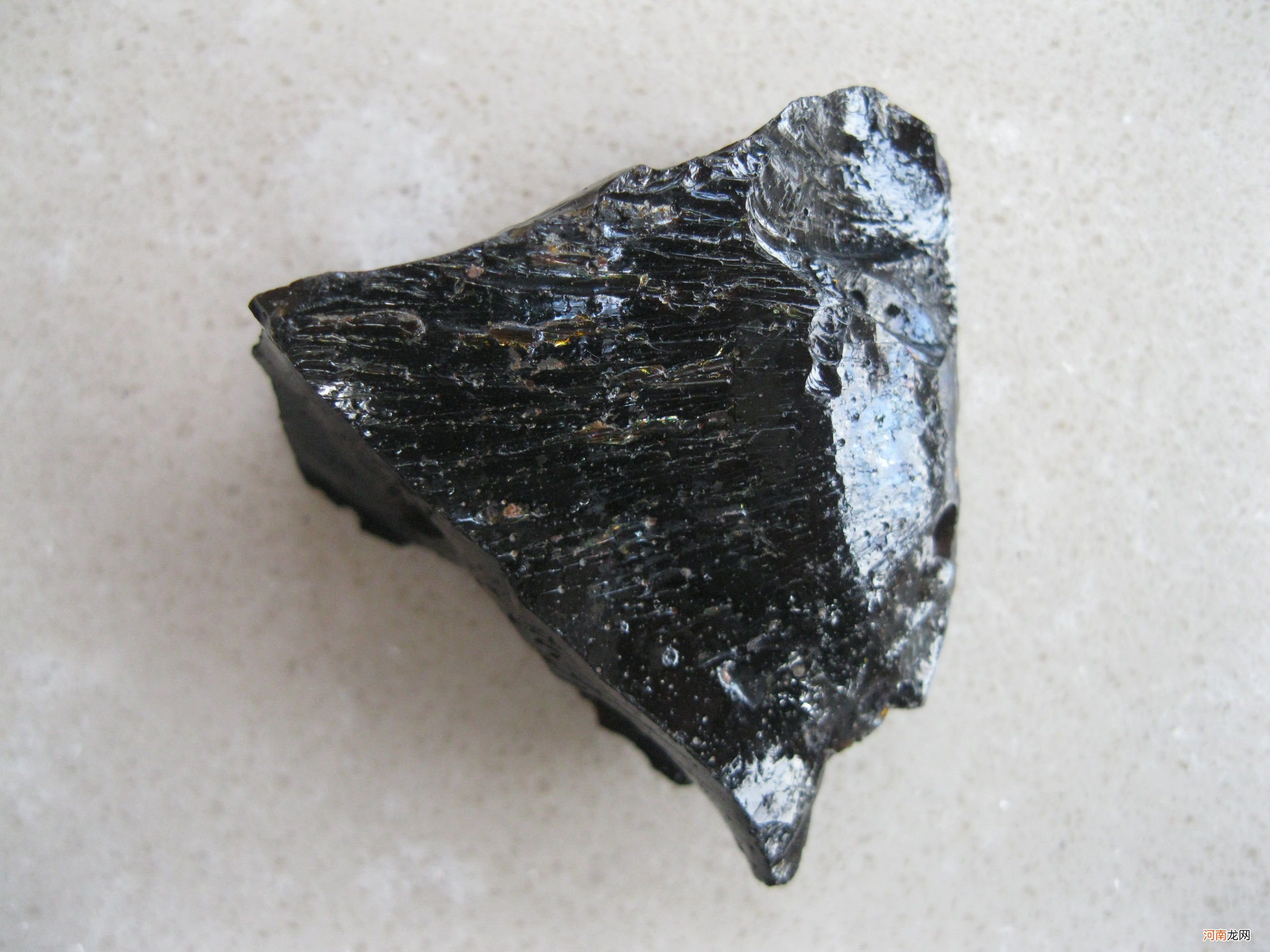 玻璃陨石鉴别的几种方法 玻璃陨石怎么鉴别