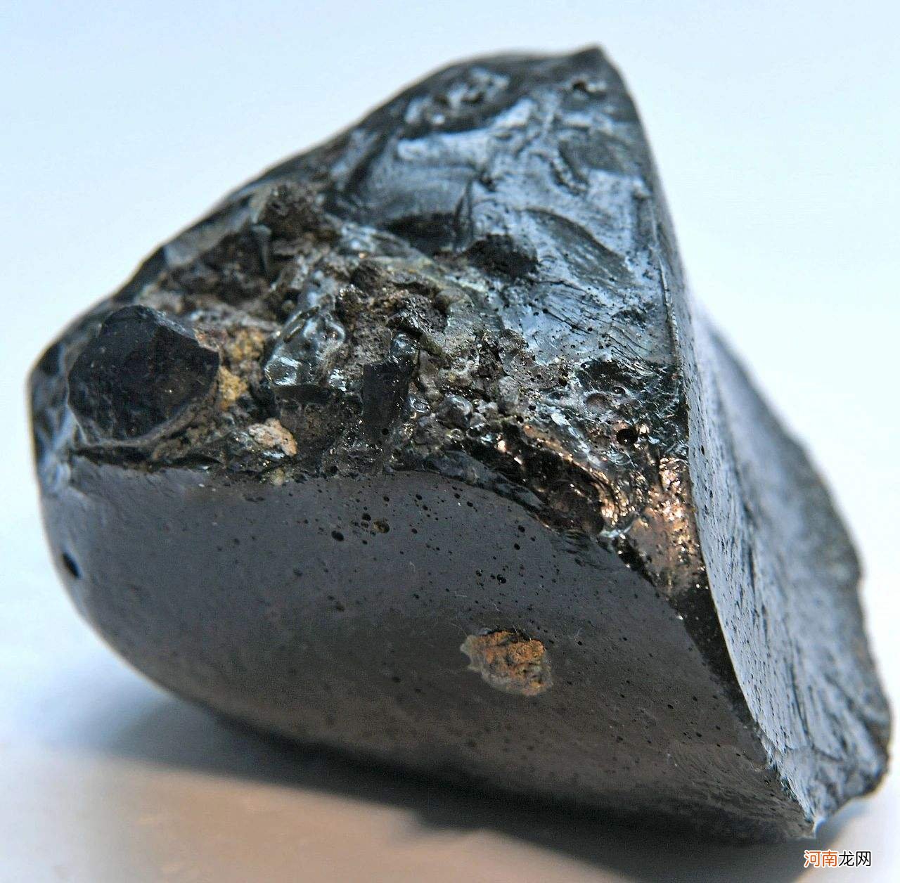 黑色陨石价值连城 黑色陨石价格及种类