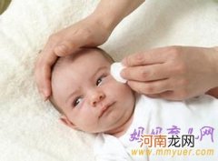 给新生宝宝清理眼屎的妙方绝技