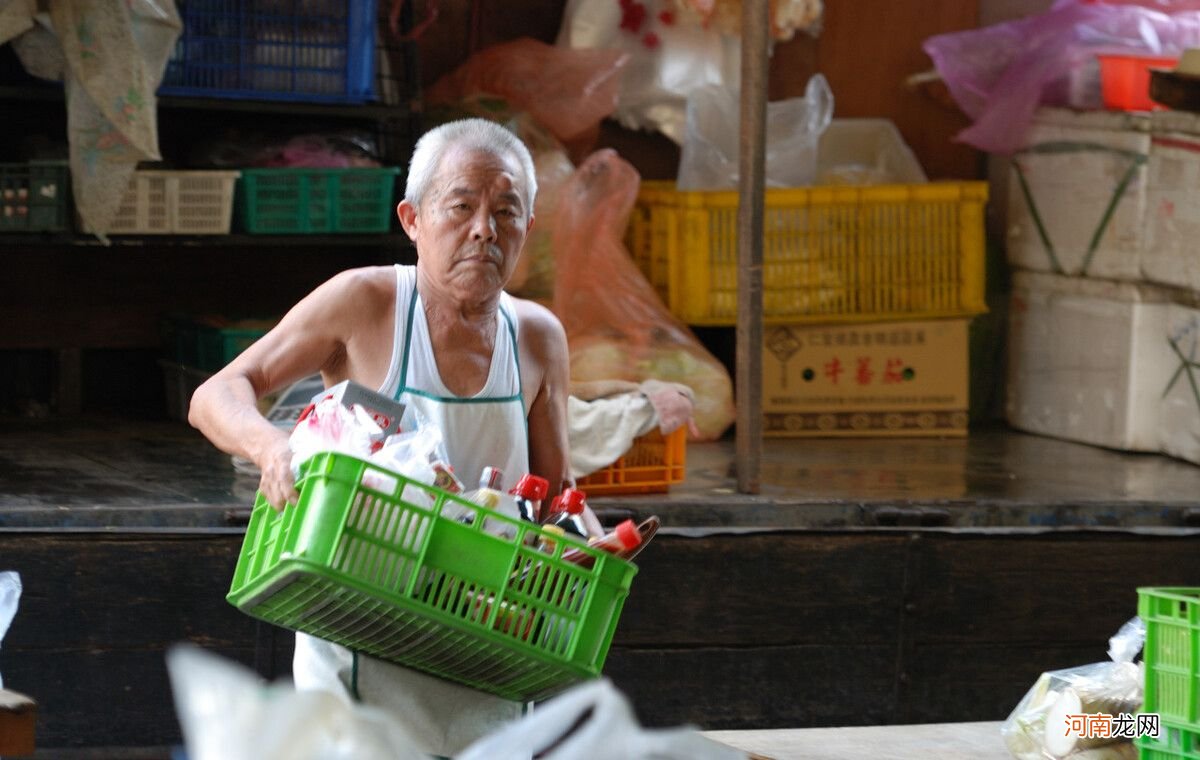 去养老院养老好还是请保姆伺候好 老人请保姆好还是住养老院好？