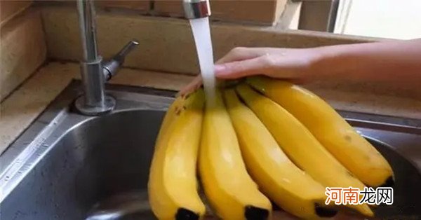 香蕉才放两天就变黑变皱了 香蕉最好的储存方法揭秘