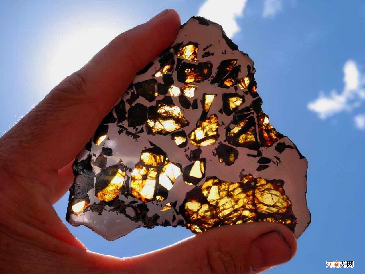 河南多地流星坠落 5万一克的玻璃陨石