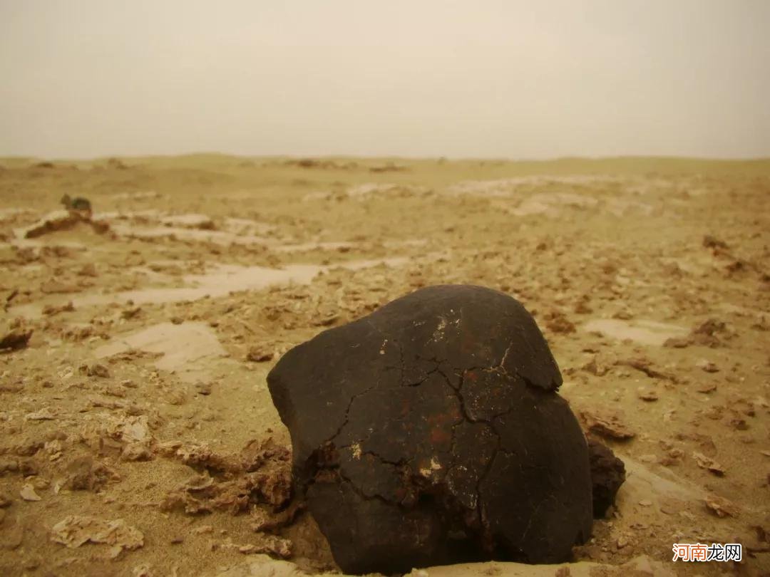 河南多地流星坠落 5万一克的玻璃陨石
