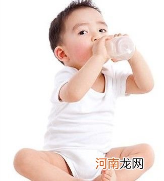 怎么教宝宝自己拿奶瓶喝奶呢