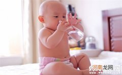 母乳喂养还需要喂水吗 给宝宝喝水要注意这些事项