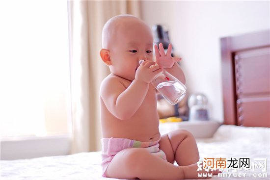 母乳喂养还需要喂水吗 给宝宝喝水要注意这些事项