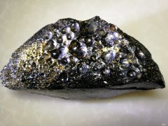 从玻璃陨石拍摄看玻璃陨石成因与真伪 玻璃陨石怎么鉴定