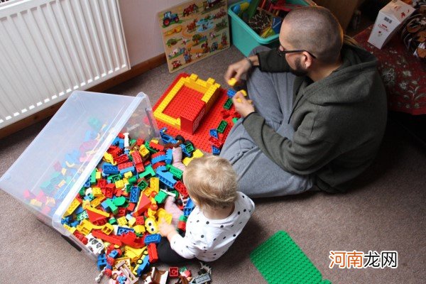 为什么要给宝宝玩积木 想要丰富孩子的大脑玩积木即可
