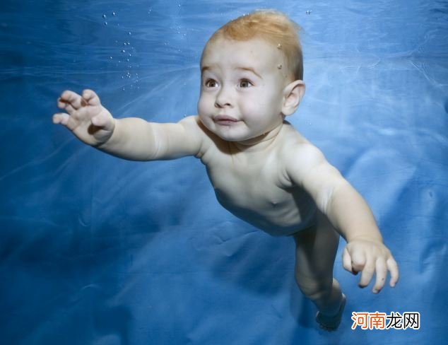 宝宝在刚出生时就可以学习游泳