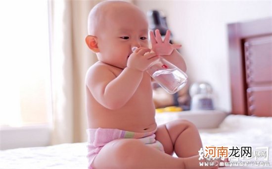 6个月的宝宝需要喂水吗 家长该如何正确给小宝宝喝水