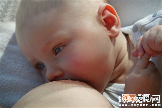 宝宝吃奶老咬奶头 如何纠正宝宝吃奶咬乳头的习惯
