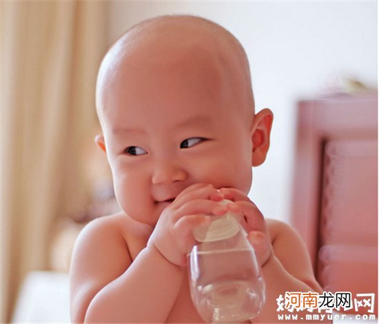 母乳喂养的宝宝要喂水吗 宝宝喝水的相关知识家长须知