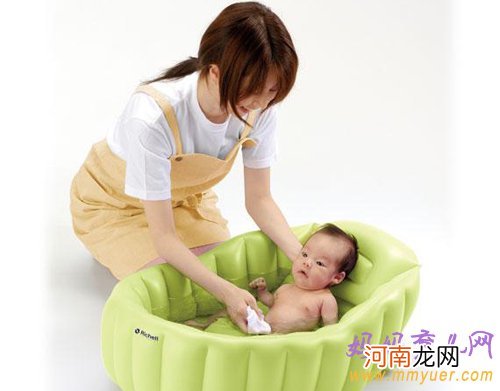 给婴儿洗澡的正确方式 麻麻你学会了吗？