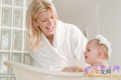 给婴儿洗澡的正确方式 麻麻你学会了吗？