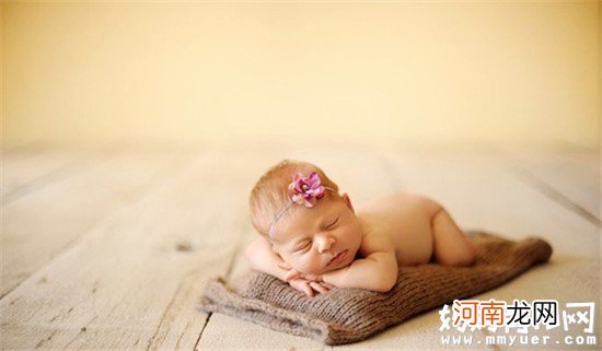 新生儿能睡枕头吗 妈妈必读的宝宝正确睡姿大揭秘