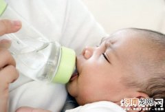 新生儿要不要每天喂水 怎样给宝宝喂水才是正确的